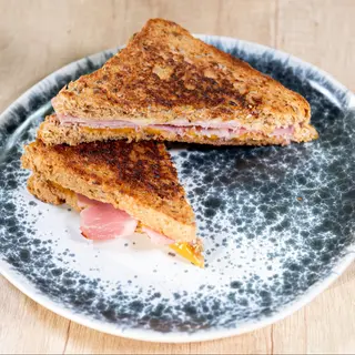 Toast cu prosciutto, gouda si cheddar