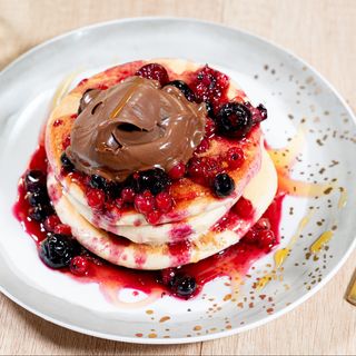Clatite americane cu crema de ciocolata si fructe