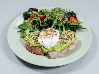 Oua posate cu crema de avocado si seminte