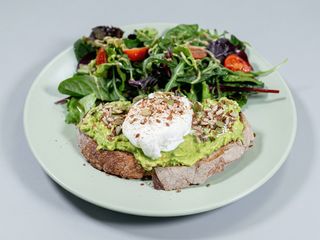 Oua posate cu crema de avocado si seminte
