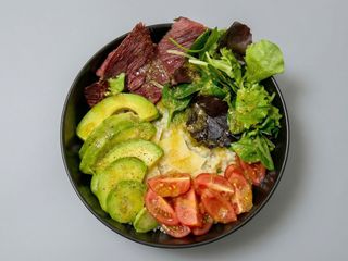 Salata cu pastrama de vita si avocado