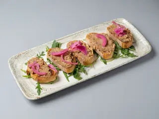 Bruschette cu pasta de jumari