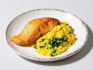 Somon grill & orez cu creveti si spanac