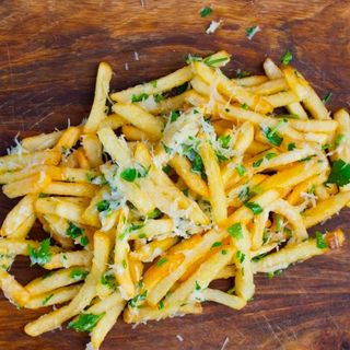 Cartofi prajiti cu usturoi si patrunjel