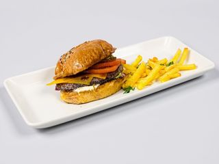 Cheeseburger + cartofi cu usturoi și pătrunjel