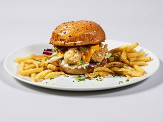 Burger pui + Cartofi cu usturoi și pătrunjel