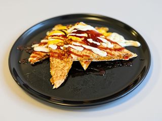 Quesadilla de pui + Cartofi cu usturoi si patrunjel + Limonada / Ayran