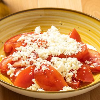 Salată de roșii cu brânză telemea