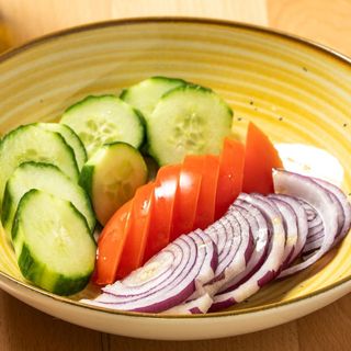 Salată de roșii cu castraveți si ceapă roșie