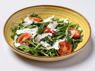 Salată rucola cu roșii cherry și brânză maturată