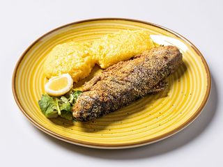 Păstrăv în mălai cu mămăligă