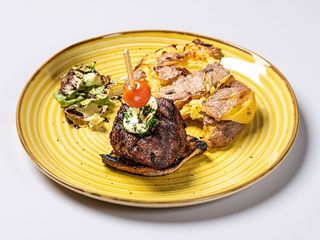 Mușchi de vită la grătar cu cartofi la cuptor