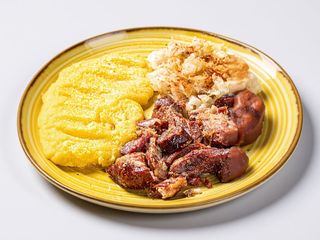 Carne la garniță cu mămăligă și salată de varză murată