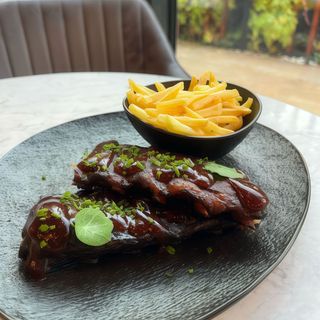 Coaste de porc cu cartoﬁ prajiti