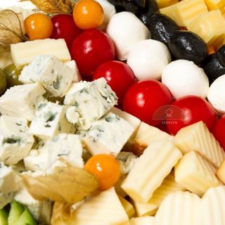 Platou cu branzeturi traditionale romanesti