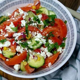 Salata de rosii cu castraveti si branza