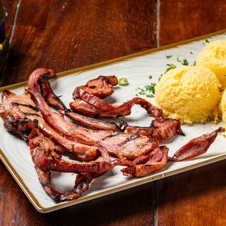 Pastrama de oaie la gratar cu mamaliguta