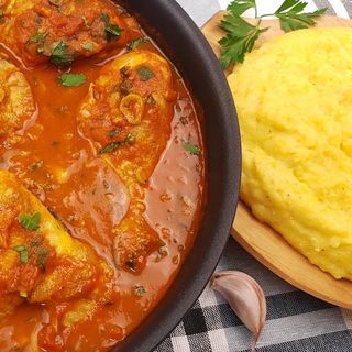 Tigaie de pui in sos de rosii cu mamaliguta