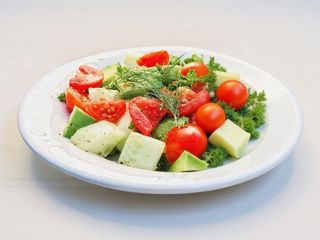 Salata de rosii cu castraveti