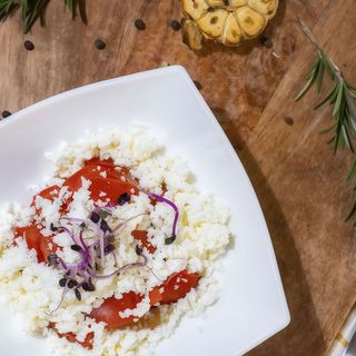 Salată de roșii cu brânză 