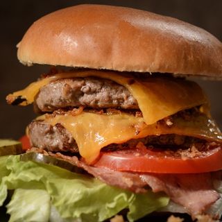 Dublu cheeseburger