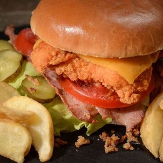 Meniu crispy chiken burger+cartofi