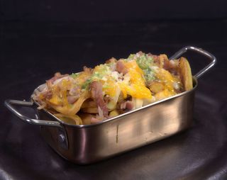 Cartofi prajiti cu Cheddar si bacon