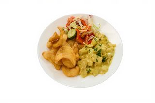 Pui Indian, cartofi prăjiți și salată