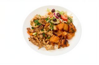 Pui pe plită, cartofi la cuptor și salată