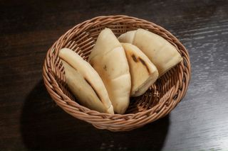 Turtă pe plită cu usturoi și oregano