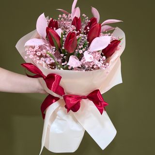 Buchet cu 7 lalele rosii si gypsophilla roz