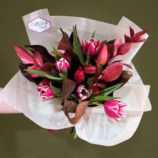 Buchet cu 7 lalele si magnolia