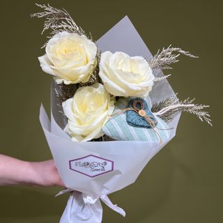 Buchet cu 3 trandafiri albi si inimioara