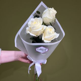 Buchet cu 3 trandafiri albi