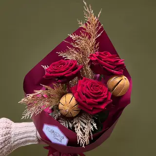 Buchet cu 3 trandafiri rosii si portocale uscate