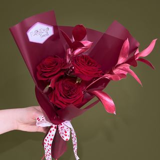 Buchet cu 3 trandafiri rosii si ruscus rosu