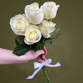 Buchet cu 5 trandafiri albi si fundita