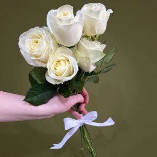 Buchet cu 5 trandafiri albi si fundita