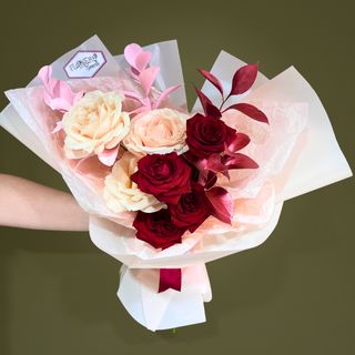 Buchet cu trandafiri rosii si roz