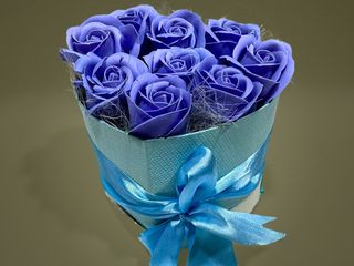 Aranjament in cutie cu 9 trandafiri de sapun