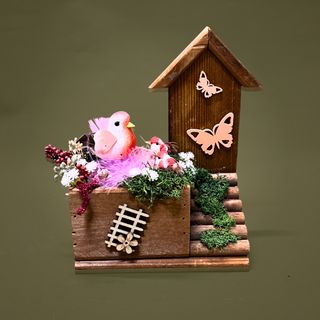 Casuta de lemn decorata