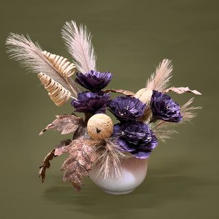 Aranjament cu flori artificiale mov si natur