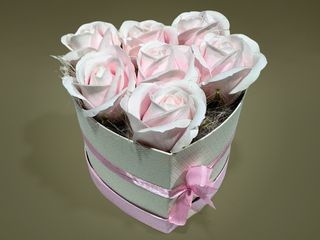 Aranjament cu 7 trandafiri de sapun roz