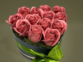 Aranjament cu 13 trandafiri de sapun cappuccino