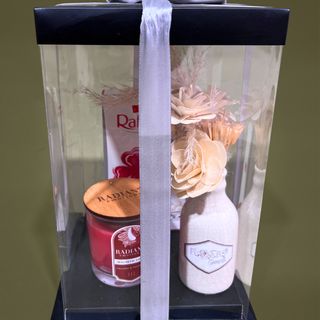 Cutie cadou cu Lumanare parfumata, Vaza cu flori uscate si Raffaello