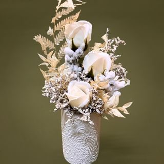 Aranjament cu flori de sapun White