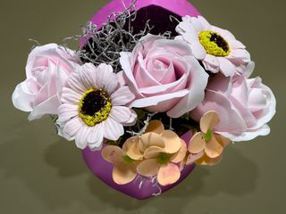 Aranjament cu flori de sapun roz