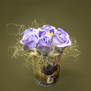 Aranjament cu 7 trandafiri de sapun