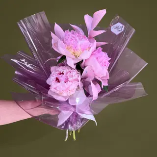 Buchet 3 Bujori Roz cu Ruscus