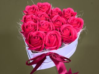 Cutie inima  cu 13 trandafiri de sapun